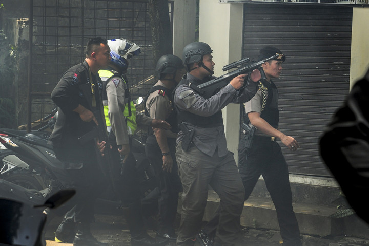 Keterangan polisi menyebutkan pelaku sebelumnya meledakkan bom panci sekitar pukul 08.30 WIB di Taman Pandawa di dekat kantor kelurahan tersebut.