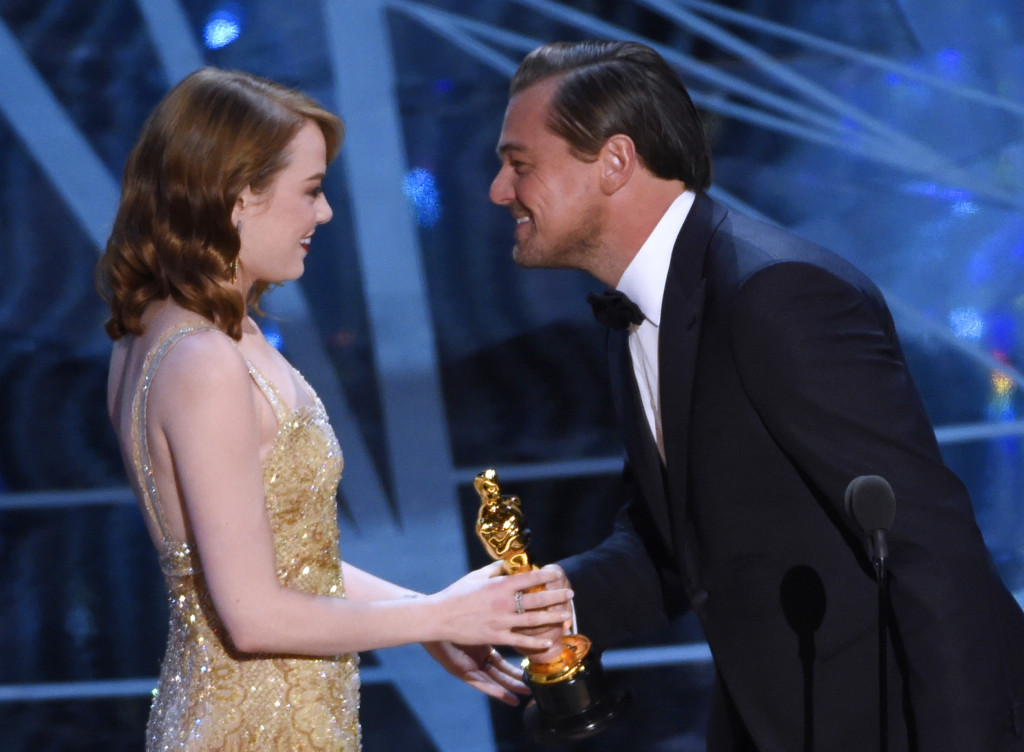 Leonardo DiCaprio menyerahkan piala Oscar 2017 kepada Emma Stone yang dinyatakan sebagai pemenang kategori aktris terbaik dalam film 
