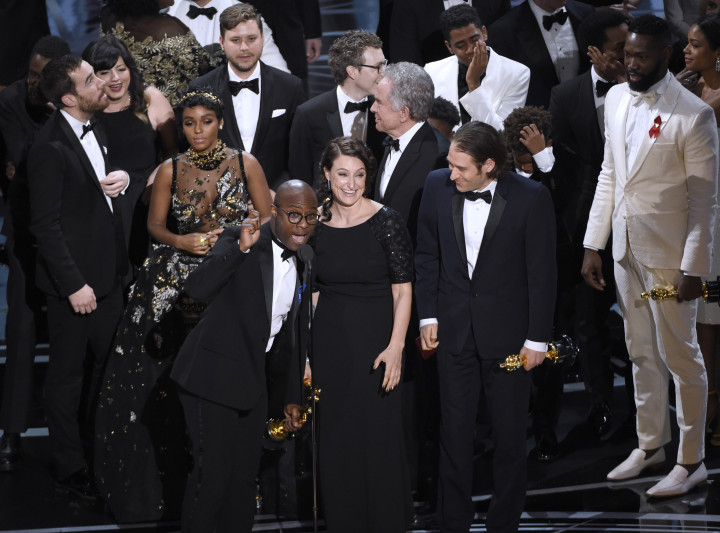 Barry Jenkins (sutradara) disusul para pemeran film Moonlight naik atas panggung untuk menerima piala Oscar 2017 sebagai pemenang kategori film terbaik. (Chris Pizzello/Invision/AP)