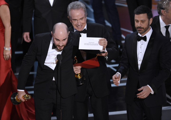 Sambil memegang piala Oscar 2017 yang sempat diterimanya, Jordan Horowitz (producer of 