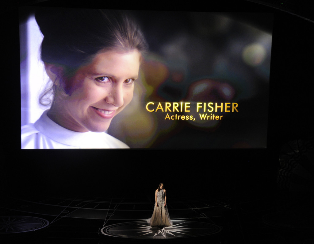 Sara Bareilles tampil membawakan lagu sebagai penghormatan terhadap para aktris dan aktor yang tutup usia menjelang pelaksaan Oscar 2017. Carrie Fisher adalah pemeran Prince Laila dalam serial Star Wars dan tutup usia pada 27 Desember 2016. (Chris Pizzello/Invision/AP)