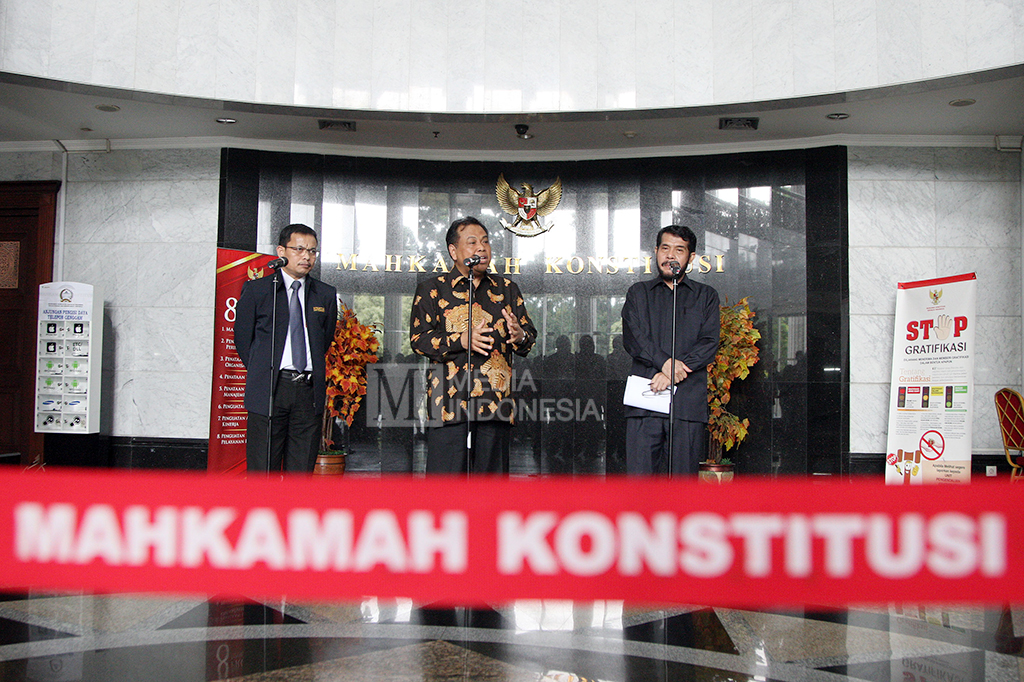 Arief Hidayat mengatakan Mahkamah Konstitusi telah menyiapkan mekanisme dan tahapan penanganan perkara dengan mengikuti jadwal pengumuman penetapan perolehan suara yang telah ditentukan dan akan menerima permohonan dalam jangka waktu tiga hari kerja sejak pengumuman penetapan perolehan suara oleh KPU setempat.