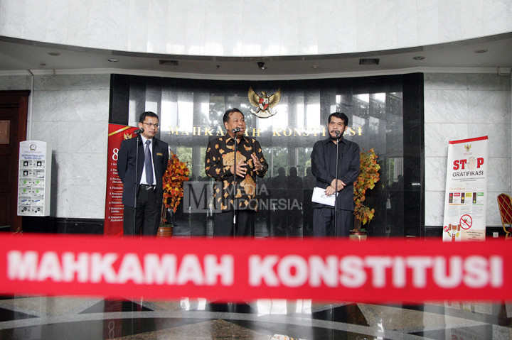 Arief Hidayat mengatakan Mahkamah Konstitusi telah menyiapkan mekanisme dan tahapan penanganan perkara dengan mengikuti jadwal pengumuman penetapan perolehan suara yang telah ditentukan dan akan menerima permohonan dalam jangka waktu tiga hari kerja sejak pengumuman penetapan perolehan suara oleh KPU setempat.