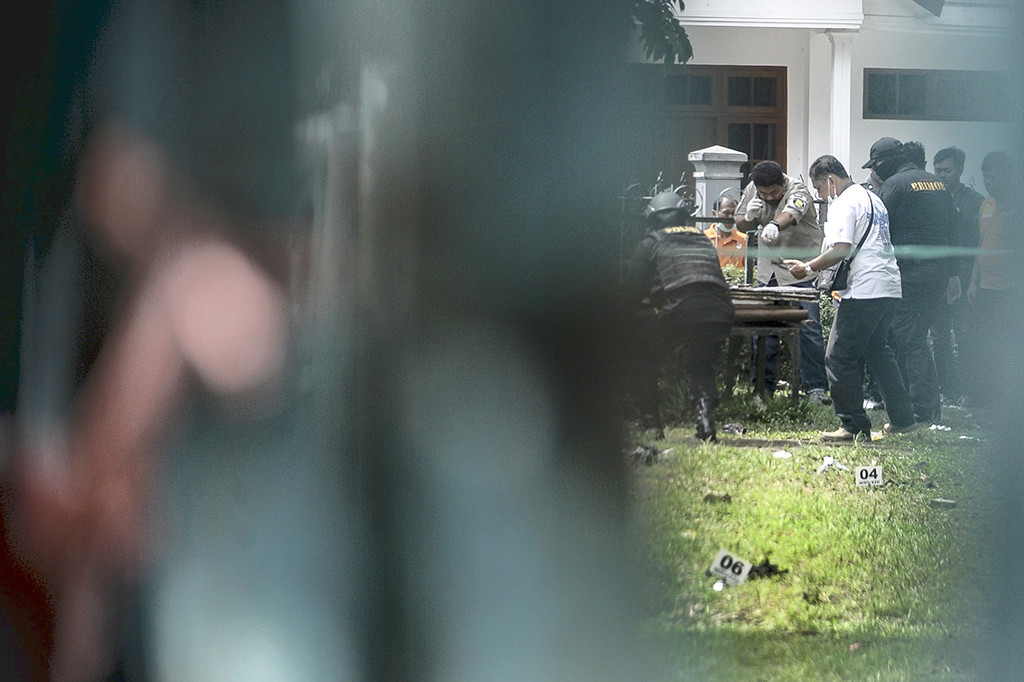 Tim Inafis melakukan olah TKP di lokasi peledakan bom di Taman Pandawa, Bandung.