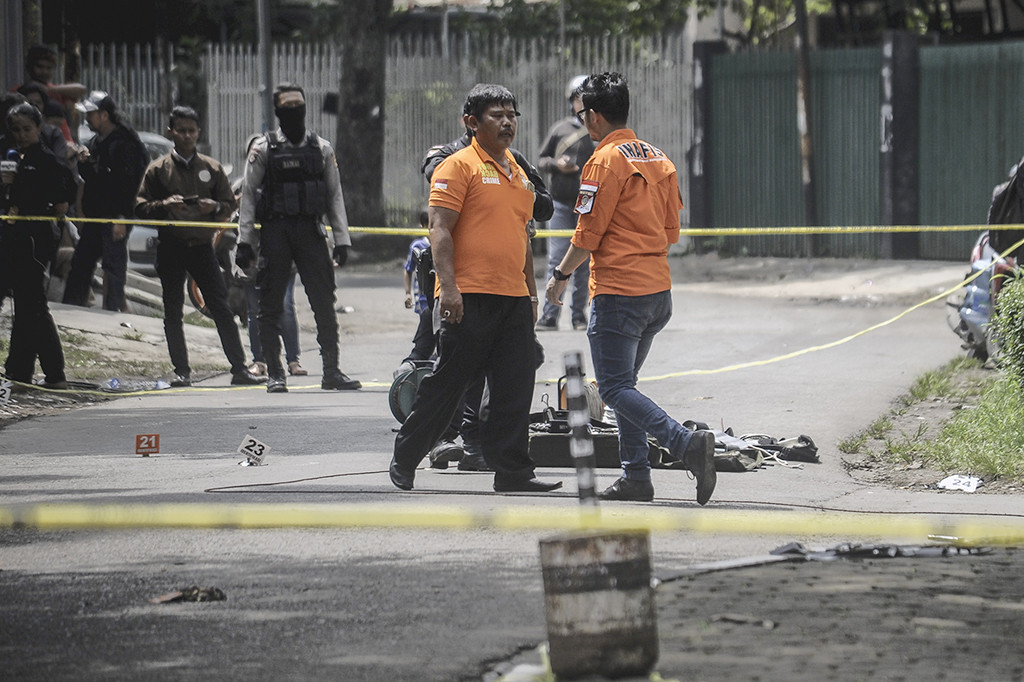 Lokasi Kelurahan Arjuna sendiri dilokalisir dengan menggunakan police line.