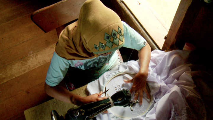 Bordir corak Sonsang merupakan ciri khas lokal yang warga kembangkan sebagai upaya mereka meningkatkan pendapatan. 