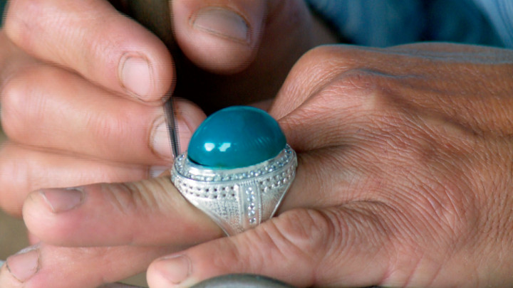 Kerajinan asli berupa ikat cincin yang halus dan rumit menjadi salah satu cendera mata andalan warga.