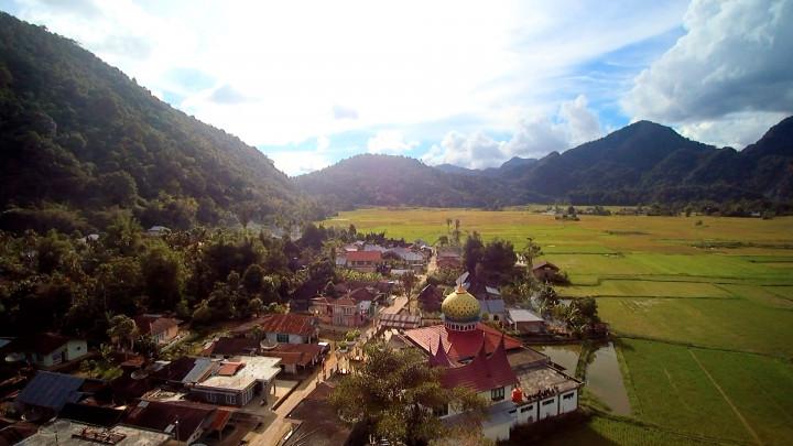 Sonsang adalah sebuah desa yang berada di kaki Bukit Barisan, Sumatera Barat. 