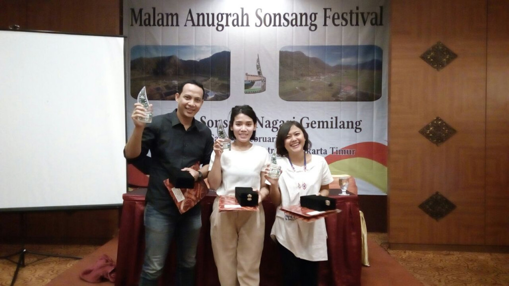 Karya jurnalis Bernadetta Utami dan Vandy Yansa ini juara II untuk kategori liputan features media televisi. Sonsang Festival telah berlangsung pada akhir Agustus 2016, hadiah diserahkan pada 25 Februari 2017.