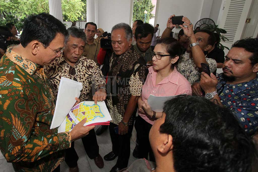 Ahok Terima Aduan Warga Sebelum Jalani Sidang