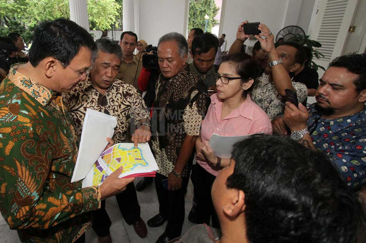 Ahok Terima Aduan Warga Sebelum Jalani Sidang