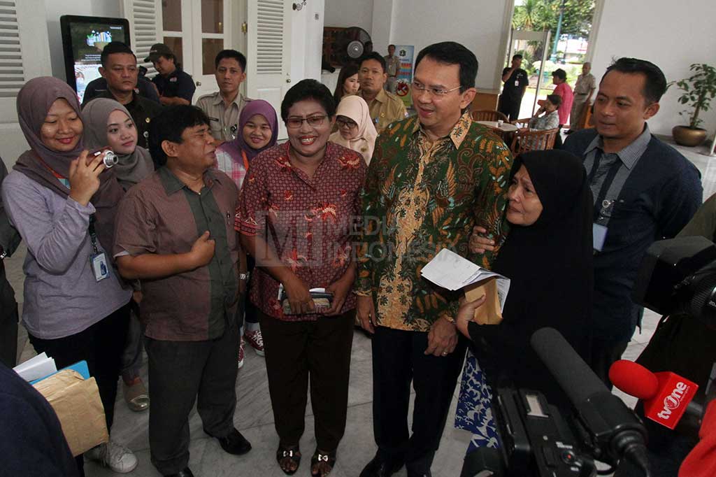 Ahok Terima Aduan Warga Sebelum Jalani Sidang
