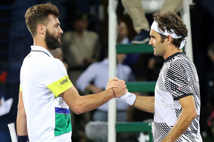 Federer mendapat ucapan selamat dari Paire.