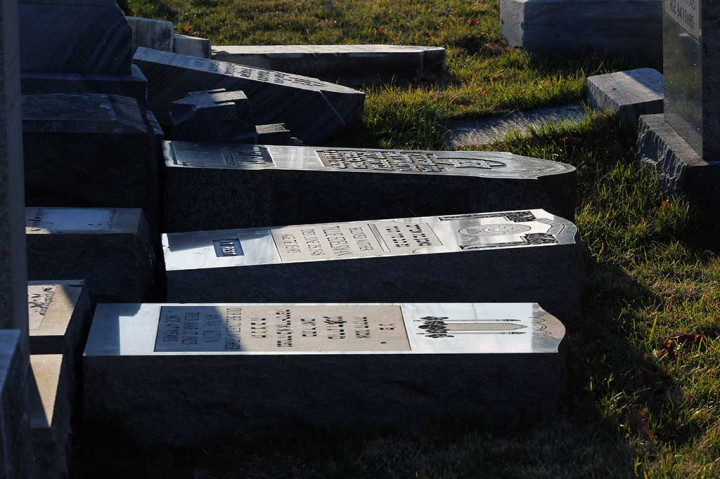 Polisi tengah menyelidiki aksi vandalisme yang mengakibatkan kerusakan sekitar 100 batu nisan di pemakaman tersebut.