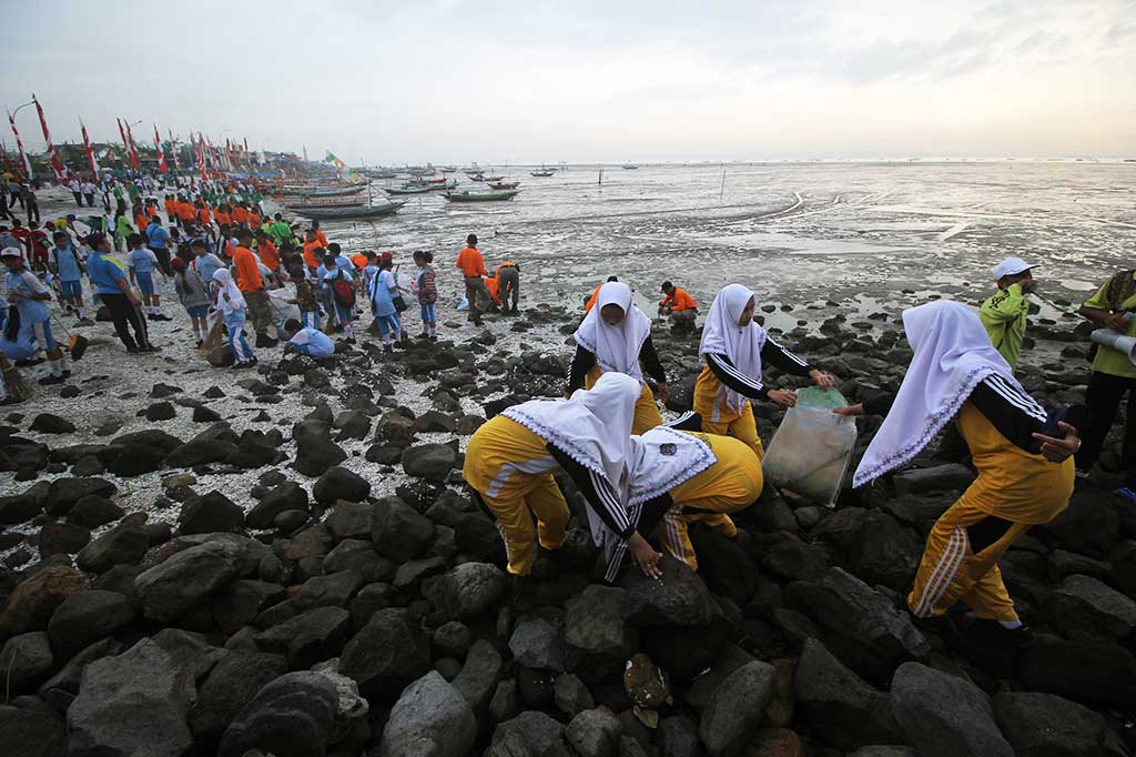 Kegiatan yang diikuti ratusan pelajar dari berbagai sekolah di Surabaya tersebut dalam rangka memperingati Hari Peduli Sampah Nasional.