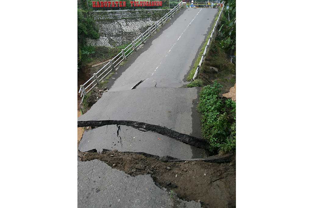 Robohnya jembatan membuat warga harus memutar sejauh 5 km melewati jalur altenatif bila hendak menuju Kediri ke Tulungagung ataupun sebaliknya. 