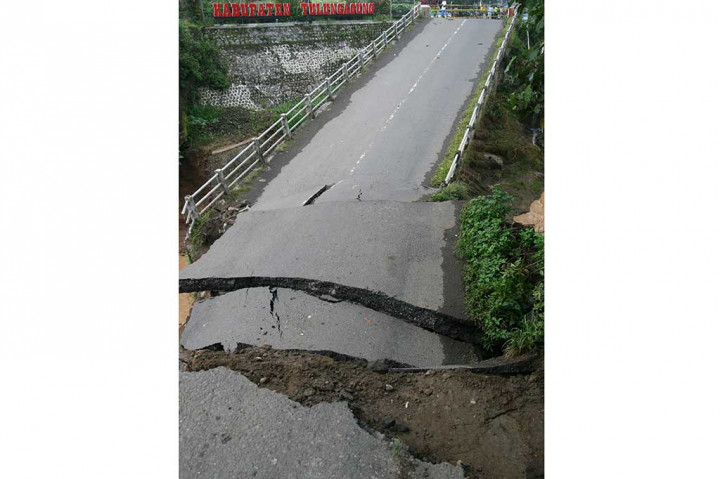 Robohnya jembatan membuat warga harus memutar sejauh 5 km melewati jalur altenatif bila hendak menuju Kediri ke Tulungagung ataupun sebaliknya. 