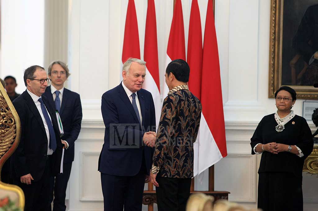Presiden Joko Widodo menyambut Menlu Prancis Jean-Marc Ayrault, didampingi Menlu Retno Marsudi (kanan) di Istana Merdeka, Selasa (28/2/2017).