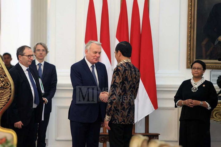 Presiden Joko Widodo menyambut Menlu Prancis Jean-Marc Ayrault, didampingi Menlu Retno Marsudi (kanan) di Istana Merdeka, Selasa (28/2/2017).