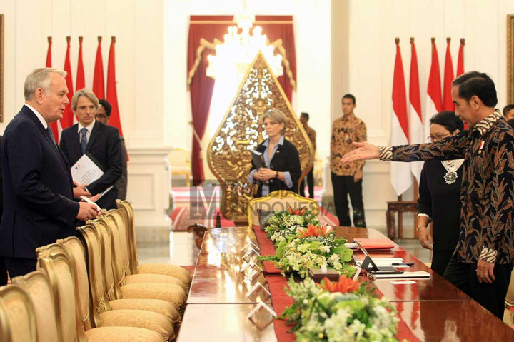 Presiden Jokowi mempersilahkan duduk Menlu Prancis Jean-Marc Ayrault.