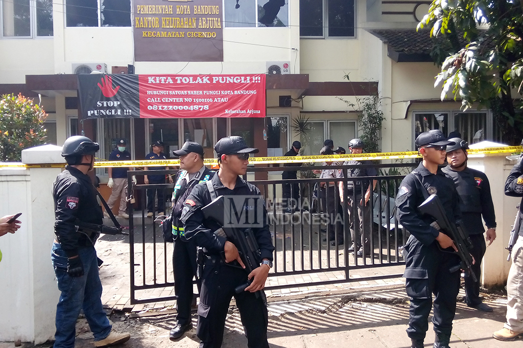 Puslabfor Mabes Polri mengambil alih olah TKP aksi teror di Kecamatan Cicendo, Bandung, Jawa Barat.