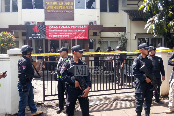 Puslabfor Mabes Polri mengambil alih olah TKP aksi teror di Kecamatan Cicendo, Bandung, Jawa Barat.