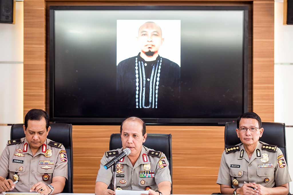 Kadiv Humas Mabes Polri Irjen Boy Rafli Amar (tengah) didampingi Karo Penmas Div Humas Polri Brigjen Rikwanto (kiri) dan Kabag Penum Mabes Polri Kombes Pol Martinus Sitompul memberikan keterangan terkait identitas pelaku teror bom di Mabes Polri, Jakarta, Selasa (28/2/2017). ANTARA/M Agung Rajasa