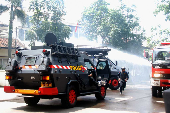 Usai meledakkan bom panci pelaku kemudian berlari dan masuk ke dalam kantor Kelurahan Arjuna yang terletak di Jalan Arjuna. Pelaku sempat membakar kantor lantai dua. Polisi menggunakan bom air untuk melumpuhkan pelaku. AFP/Timor Matahari