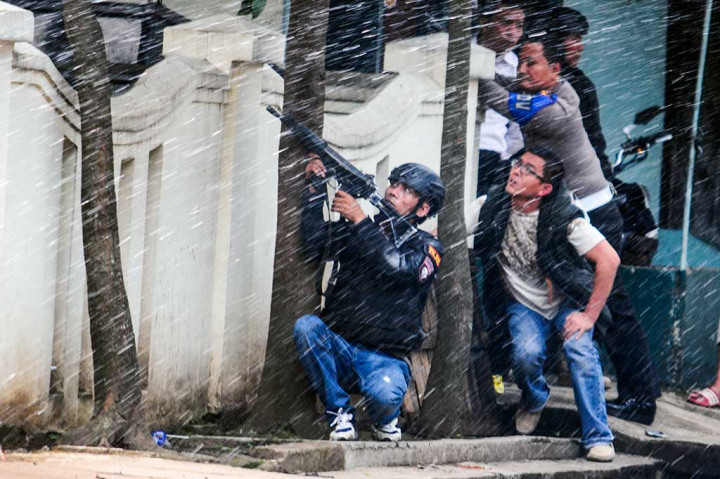 Petugas kepolisian bersenjata lengkap berusaha melumpuhkan terduga teroris di Kantor Kelurahan Arjuna. ANTARA/Novrian Arbi