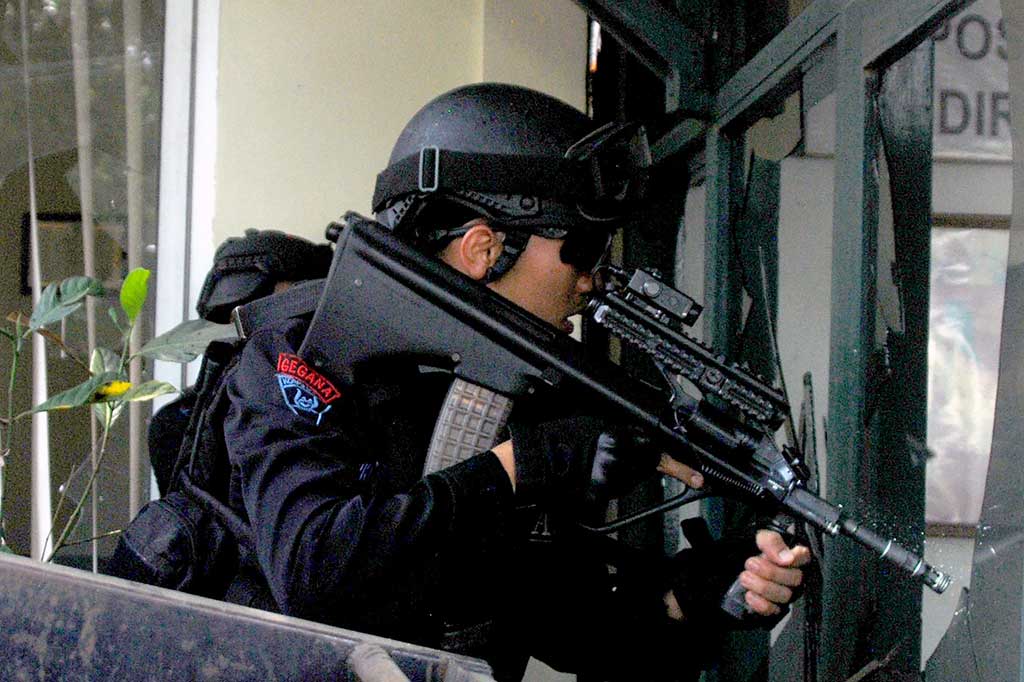 Setelah menolak menyerah, pelaku akhirnya dilumpuhkan oleh anggota Gegana Polda Jabar dengan timah panas. AFP/Timor Matahari