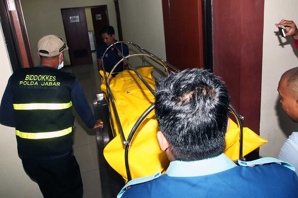 Jenazah pelaku teror bom di Bandung dibawa ke RS Polri Kramat Jati, Jakarta, untuk dilakukan autopsi. ANTARA/Rivan Awal Lingga