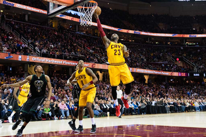 LeBron James yang absen saat timnya dikalahkan Chicago Bulls, Minggu (26/2/2017), membawa Cleveland Cavaliers mengalahkan Milwaukee Bucks 102-95, Selasa (28/2/2017).