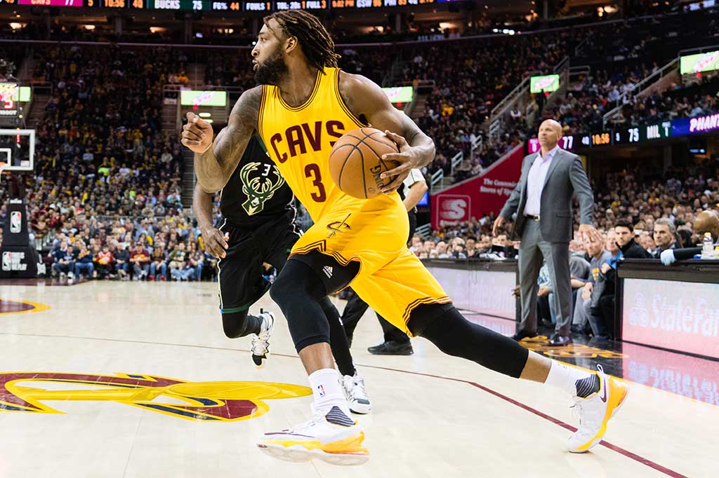 Derrick Williams yang bangkit dari bangku cadangan menambah 14 poin.