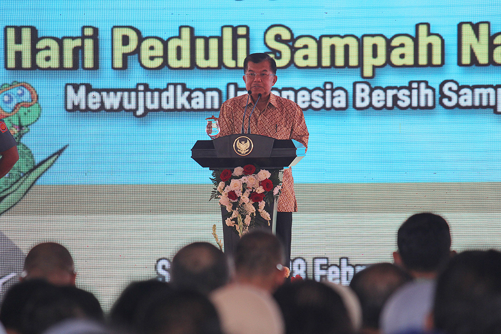 Wakil Presiden Jusuf Kalla menyampaikan sambutan saat peringatan Hari Peduli Sampah Nasional di Surabaya, Jawa Timur.