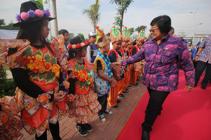 Dalam kesempatan itu, juga dihadiri Menteri Kehutanan dan Lingkungan Hidup Siti Nurbaya, Menkop Puspa Yoga, Menteri Pemberdayaan Perempuan Yohana Yambesi, Gubernur Jatim Sukarwo, serta Wali Kota Surabaya Tri Risma Harini.