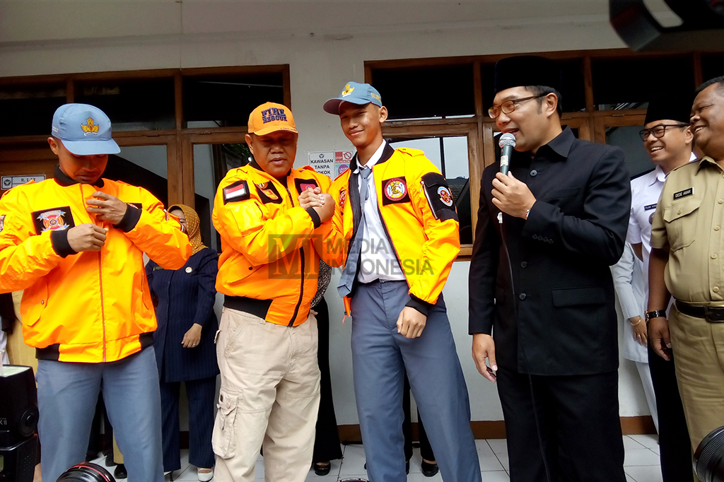 Dalam kesempatan tersebut, Emil pun mendaulat SMAN 6 Bandung menjadi sekolah teladan, karena atas keberanian siswanya melawan pelaku teror yang sempat meresahkan keamanan Kota Bandung.
