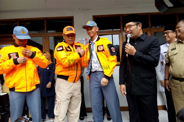Dalam kesempatan tersebut, Emil pun mendaulat SMAN 6 Bandung menjadi sekolah teladan, karena atas keberanian siswanya melawan pelaku teror yang sempat meresahkan keamanan Kota Bandung.