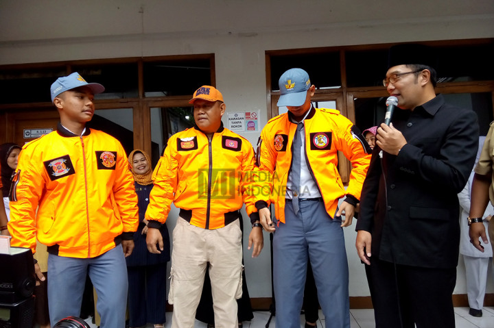 Secara simbolis, Ridwan Kamil memberikan jaket 