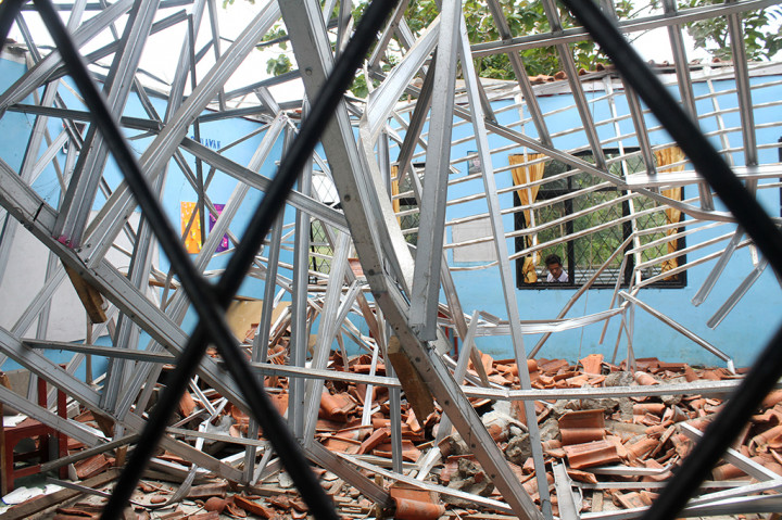 Atap Sekolah Ambruk, 27 Siswa Tertimpa