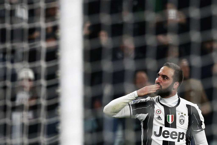 Tuan rumah berbalik unggul lewat gol Gonzalo Higuain pada menit ke-64.