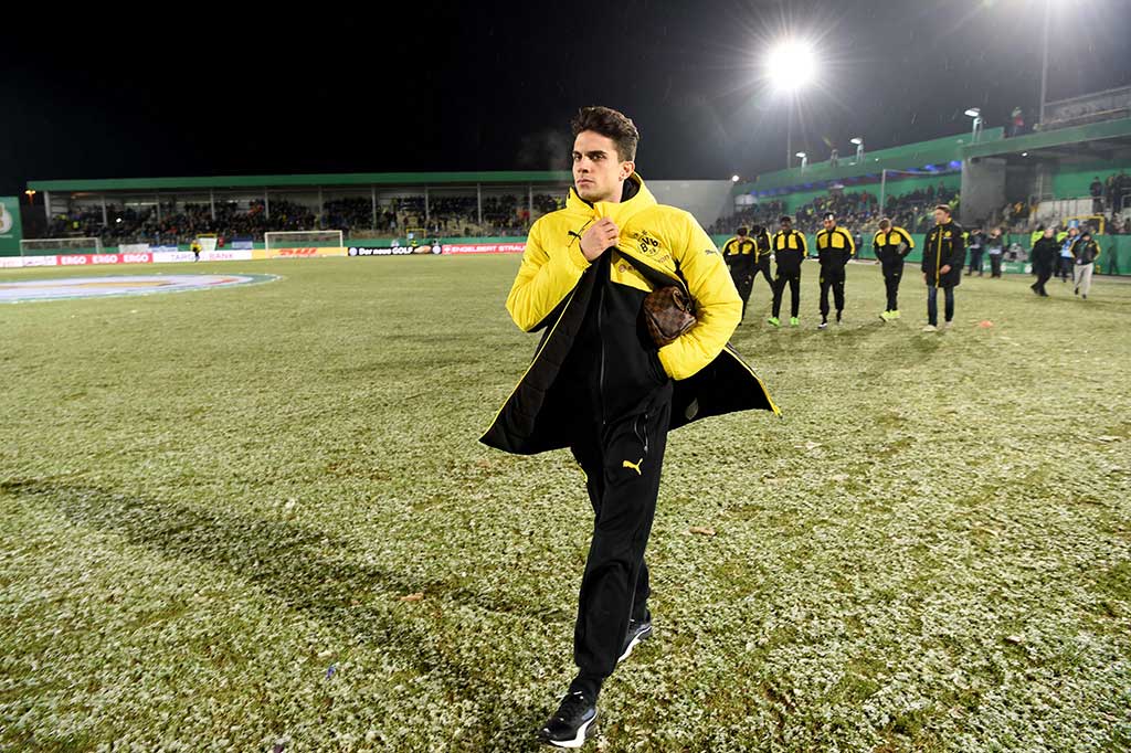 Pemain belakang Dortmund Marc Bartra berjalan meninggalkan lapangan.