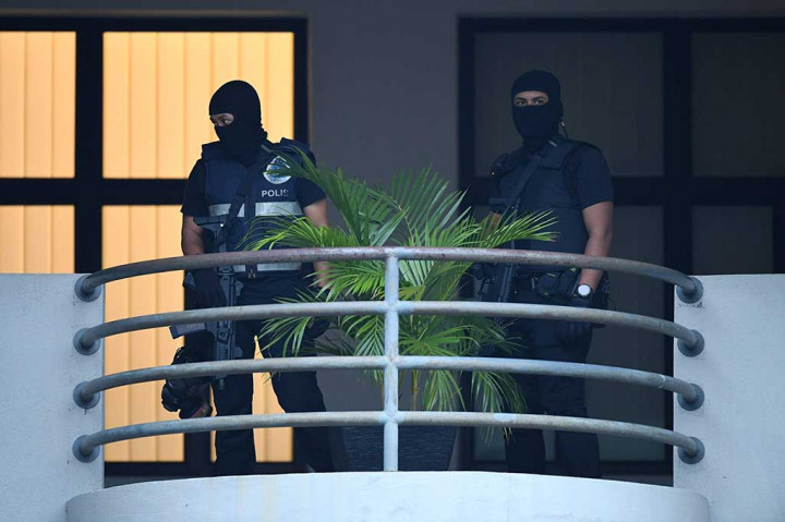 Polisi Malaysia berjaga-jaga di gedung pengadilan di Sepang, tempat Siti Aisyah dan Doan Thi Huong menjalani sidang.