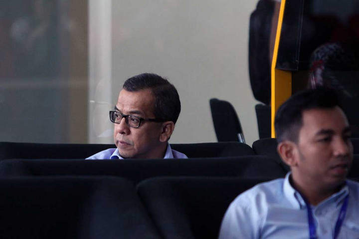 Emirsyah diperiksa sebagai saksi tindak pidana korupsi dugaan suap pengadaan pesawat dan mesin pesawat dari Airbus S.A.S dan Rolls-Royce P.L.C pada PT Garuda Indonesia dengan tersangka Dirut PT Mugi Rekso Abadi (MRA) Soetikno Soedarjo. 