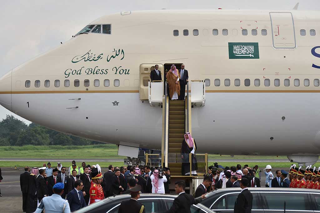 Raja Salman turun dari pesawat  Kerajaan Arab Saudi.