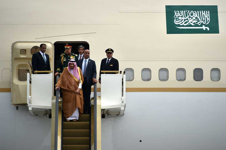 Raja Salman turun dengan eskalator khusus yang didatangkan langsung dari Saudi.