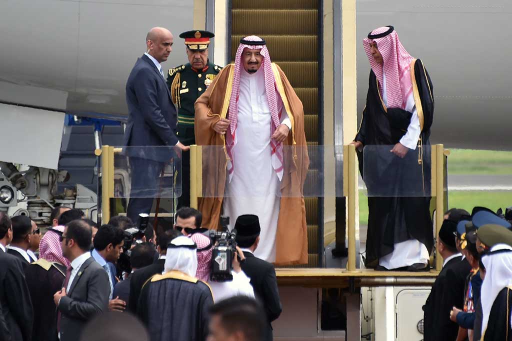 Presiden Joko Widodo menyambut langsung kedatangan Raja Salman di tangga pesawat.