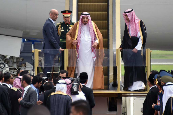 Presiden Joko Widodo menyambut langsung kedatangan Raja Salman di tangga pesawat.