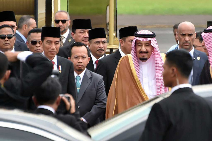 Usai bersalaman, Presiden Jokowi dan Raja Salman memasuki mobil kenegaraan yang berbeda untuk menuju Istana Bogor, Bogor, Jabar.