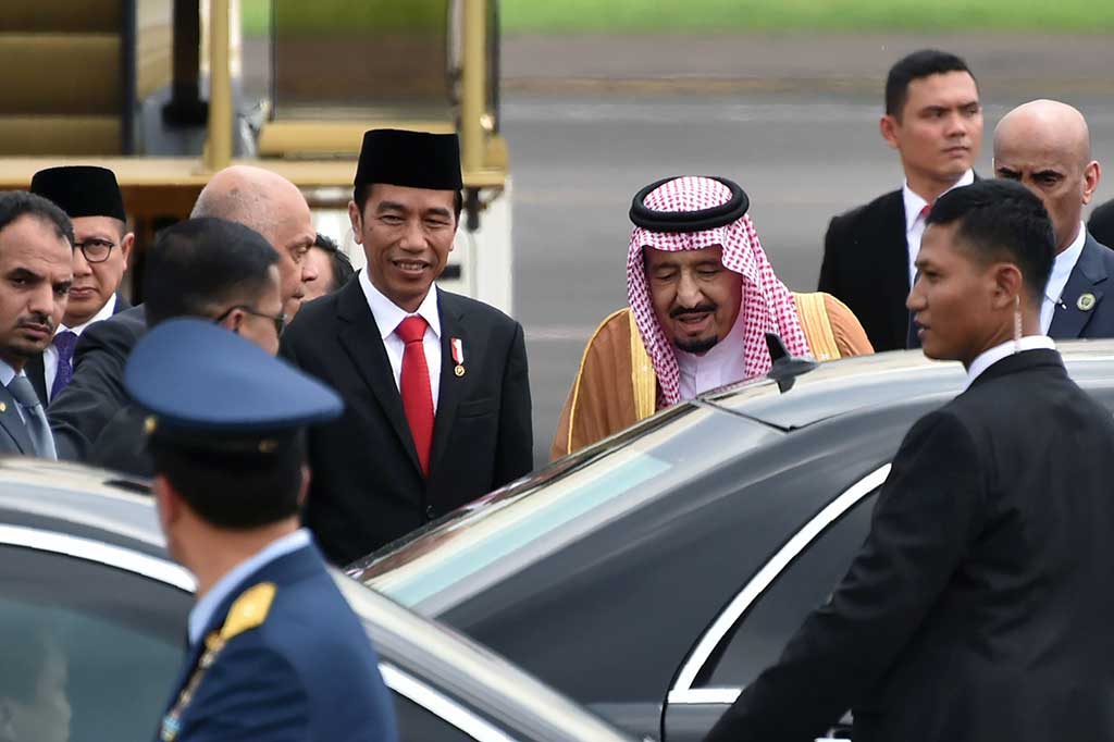 Sejumlah pejabat negara yang turut menyambut Raja Salman antara lain Wakil Menlu AM Fachir, Menteri Agama Lukman Hakim Saifuddin, Menteri Pariwisata Arief Yahya, Gubernur DKI Jakarta Basuki Tjahaja Purnama, dan sejumlah pejabat lainnya. 