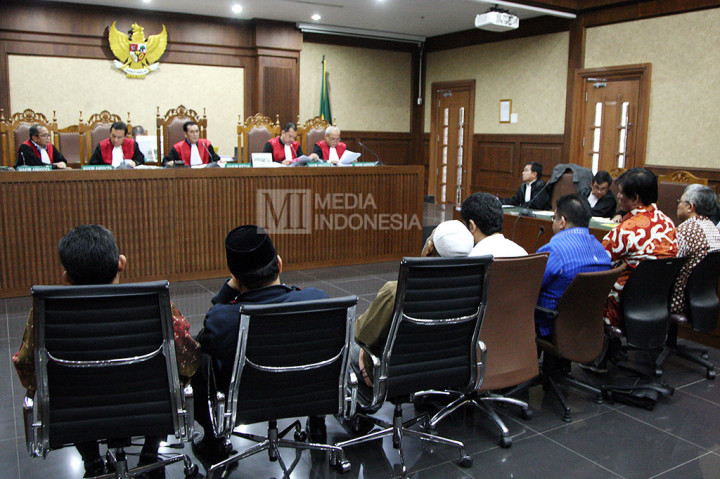 Ketujuh orang tersebut didakwa menerima duit dari eks Gubernur Sumut Gatot Pujo Nugroho berkaitan dengan jabatan anggota DPRD.